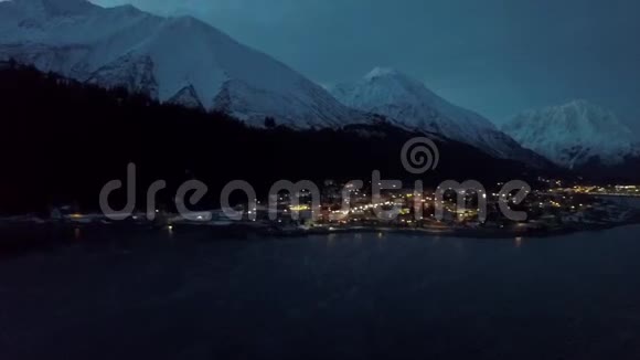 阿拉斯加的西沃德村在一个冬天的夜晚视频的预览图