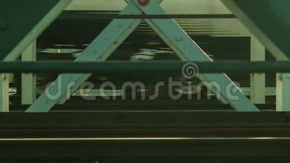火车从桥上经过靠近伦敦视频的预览图