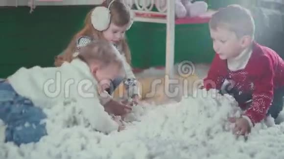 三个孩子玩羽毛或棉花模拟雪视频的预览图