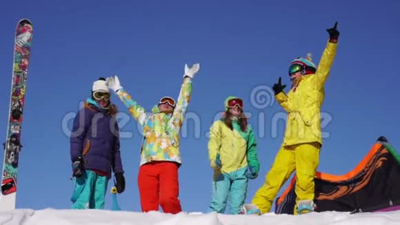 女孩们在雪山顶上跳舞玩得开心视频的预览图