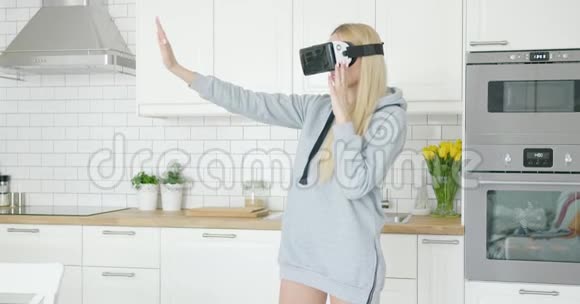 厨房里戴VR眼镜的女人视频的预览图