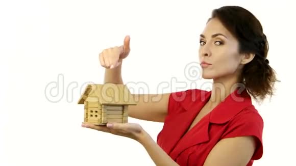愤怒的女人手里拿着小房子毁了家视频的预览图