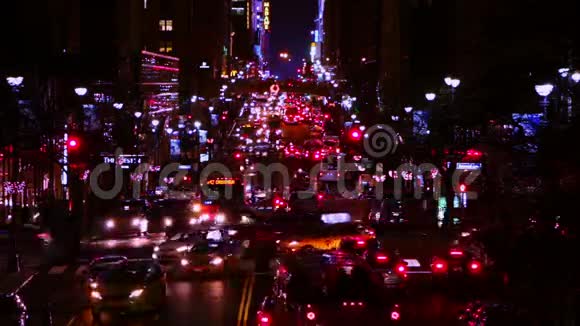 纽约市街道夜间交通视频的预览图