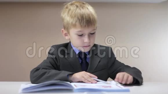 严肃的男孩在笔记本上写字还有滑稽的舞蹈视频的预览图