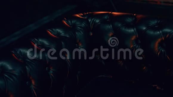 皮革沙发在昏暗的灯光下视频的预览图