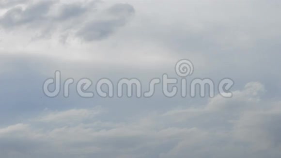 在阴天降落的低空飞行视频的预览图