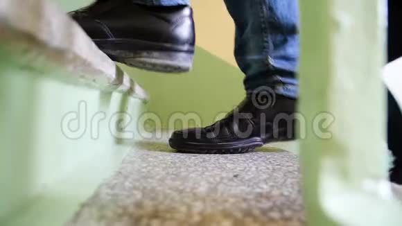 迈开双腿的人走在城市的阶梯上走成功成长的商业理念双腿向上视频的预览图