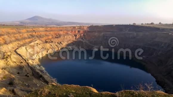 一个人工湖在废弃的矿坑上的日落时间视频的预览图