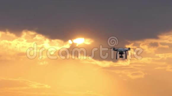 太阳落山时有四个旋转叶片的飞行无人机视频的预览图