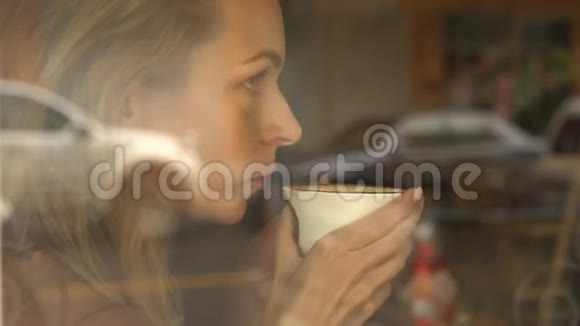 女孩在咖啡馆喝咖啡视频的预览图