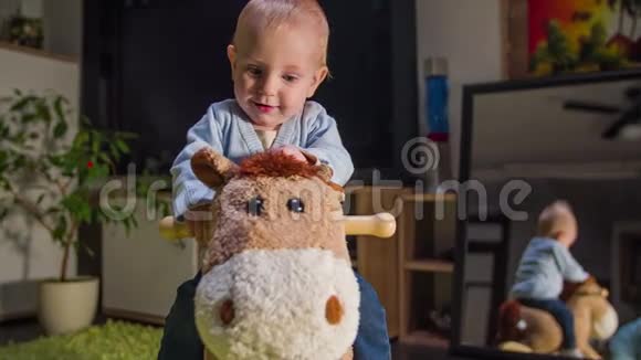 一个骑着马玩具的小孩视频的预览图