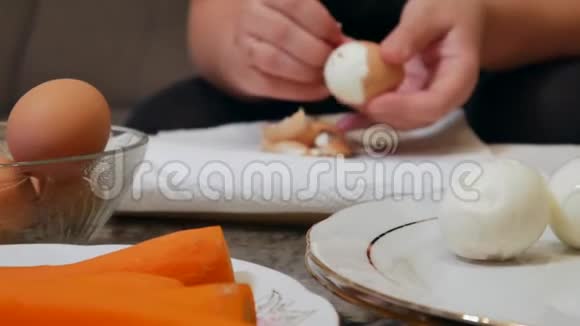 女人在沙拉上剥开的鸡蛋视频的预览图