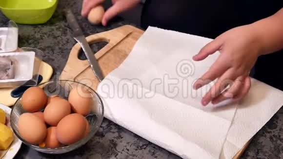 女人在沙拉上剥开的鸡蛋视频的预览图