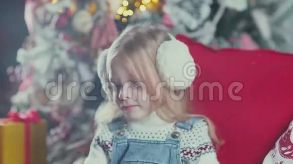 漂亮的小女孩从圣诞盒子里得到礼物视频的预览图