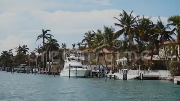 美丽的富船停泊在靠近海岸的星岛豪华大厦的背景阳光明媚的艾尔斯海滩迈阿密视频的预览图