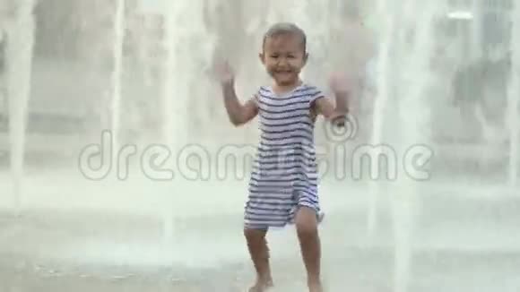 可爱的女婴穿过喷泉跳舞笑视频的预览图
