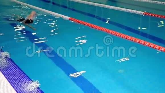 比赛中游泳运动员的慢动作射击视频的预览图