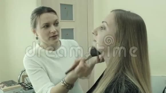 化妆师一边用化妆品一边说视频的预览图