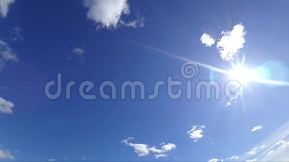 灿烂的太阳飞过蓝天的云彩视频的预览图