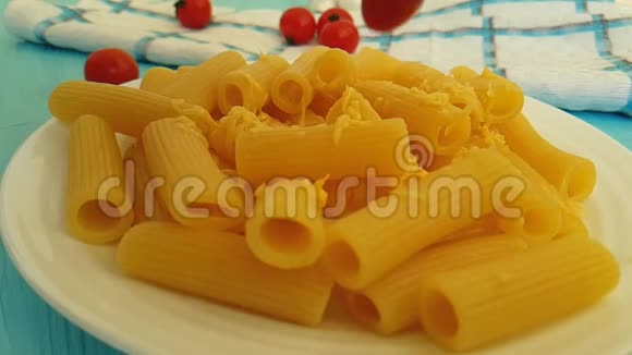加奶酪的意大利面是用番茄酱慢慢搅拌视频的预览图