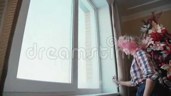 穿着鼻子的极端女人参与家务活视频的预览图