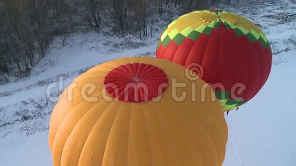 冬天放飞气球视频的预览图