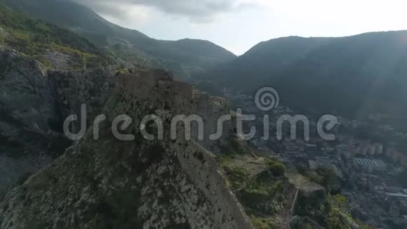 Kotor市旧堡垒的鸟瞰图视频的预览图