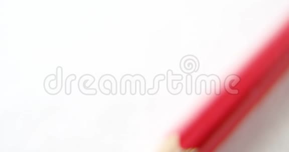红色铅笔尖端断了视频的预览图