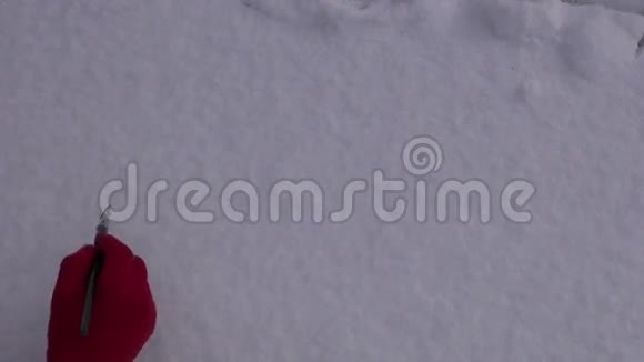 在新鲜的雪上写上2018年的号码新年来临视频的预览图