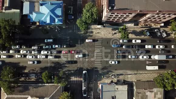 俄罗斯克拉斯诺达尔市中心屋顶和街道的抽象无人机镜头视频的预览图
