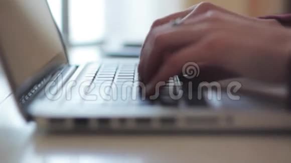 女性手在笔记本电脑键盘上打字视频的预览图