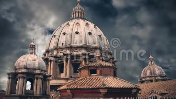 梵蒂冈宏伟的圣彼得大教堂视频的预览图