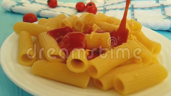 加奶酪的意大利面是意大利番茄酱的慢动作视频的预览图