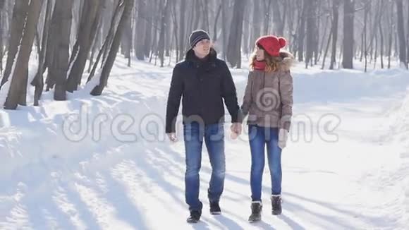 一对夫妇牵着对方的手冬天在路上视频的预览图