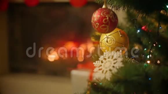 室内壁炉前装饰精美的圣诞树特写视频的预览图