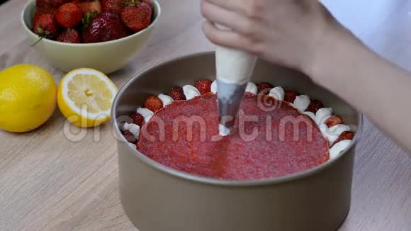 厨师挤压奶油手捏鲜奶油糕点袋做草莓蛋糕视频的预览图
