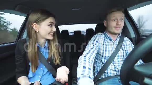 一对迷人的疯狂情侣在开车时激烈争吵视频的预览图
