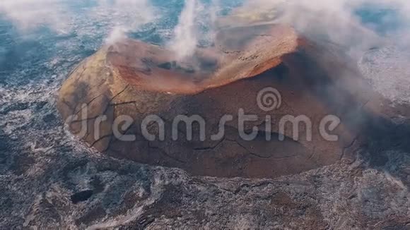 空中观景台在火山上空飞行红岩火山视频的预览图