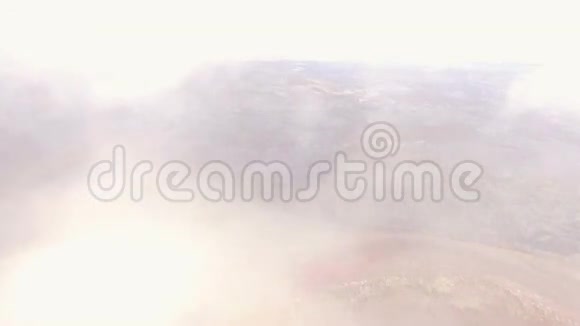 空中观景台飞机飞过云层令人惊叹的景色日落时分的山全景视频的预览图