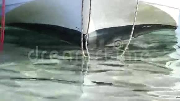 海上码头的摩托艇视频的预览图