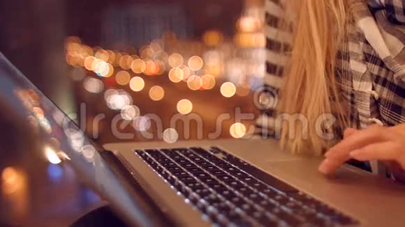 咖啡馆里的女孩双手触摸笔记本电脑键盘上的打字4K30fpsPros视频的预览图