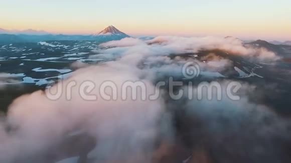 空中观景台飞机飞过云层令人惊叹的景色蓬松的云很快飘起来视频的预览图