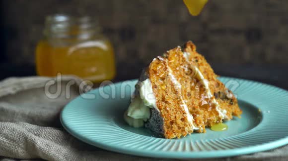 蜂蜜浇胡萝卜蛋糕一块在甜点上倒入蜂蜜视频的预览图