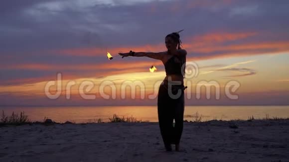 看起来狂野的女士正在夕阳下跳舞视频的预览图