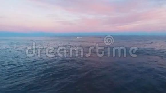 空中观景台乘船在海上旅行最美的景色日落时的大海视频的预览图