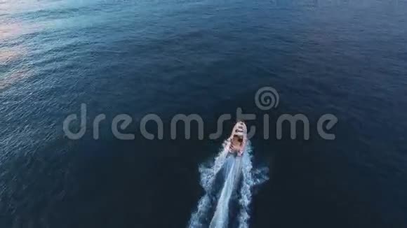 空中观景台人们在船和海洋上放松视频的预览图