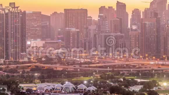 迪拜码头摩天大楼和高尔夫球场日夜兼程迪拜阿拉伯联合酋长国视频的预览图