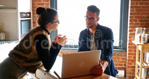 两人在使用笔记本电脑时相互交流视频的预览图