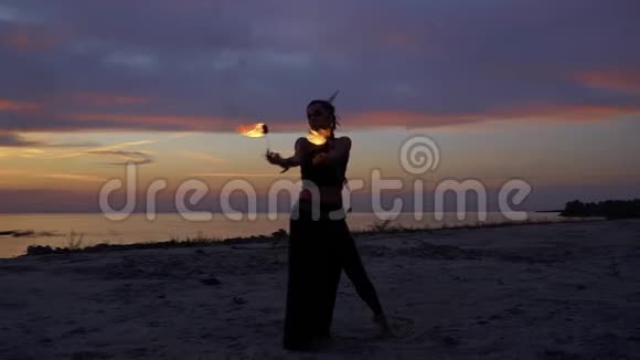 看起来狂野的女士正在夕阳下跳舞视频的预览图