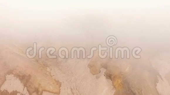 空中观景台在山间的峡谷里飞雪视频的预览图